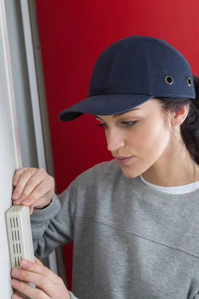 Vrouw werknemer inspectie en werk — Stockfoto