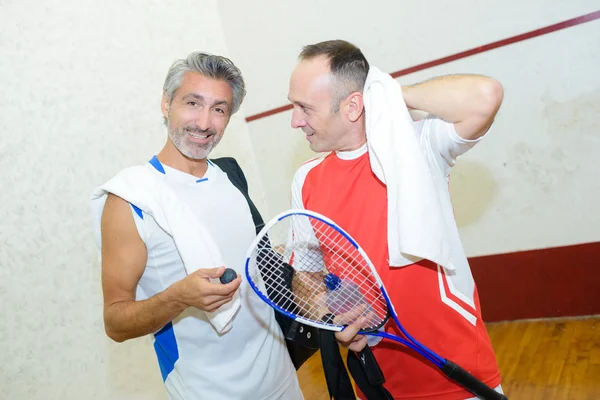Colegas jogando squash e esporte — Fotografia de Stock