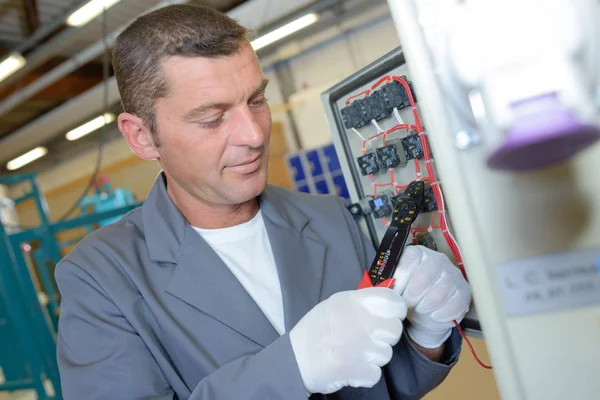 Tecnico al lavoro e uomo — Foto Stock