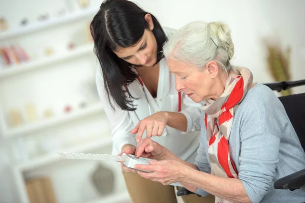 Donna anziana con il suo caregiver casa — Foto Stock