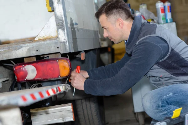 Portrét mužského mechanika při práci v garáži — Stock fotografie