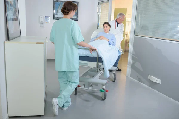 Пацієнта кочуть на лікарняному ношах — стокове фото