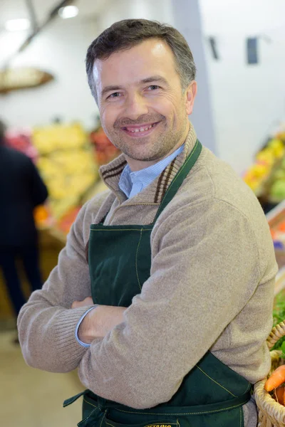 Porträt eines gutaussehenden Verkäufers mit verschränkten Armen im Supermarkt — Stockfoto