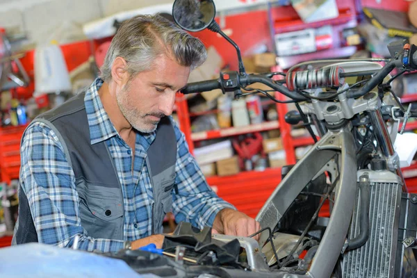 Fijación de una motocicleta y pequeño — Foto de Stock