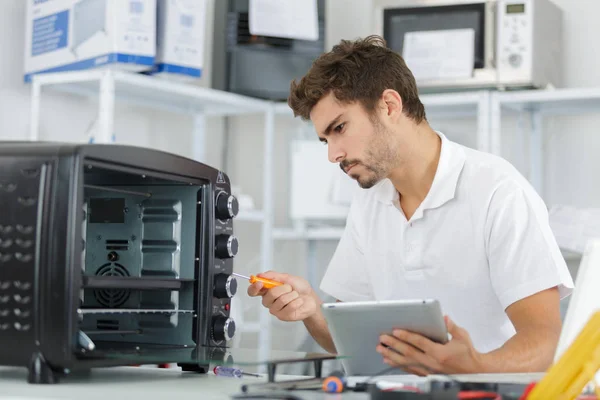 Aantrekkelijke reparateur geconcentreerd op het werk — Stockfoto