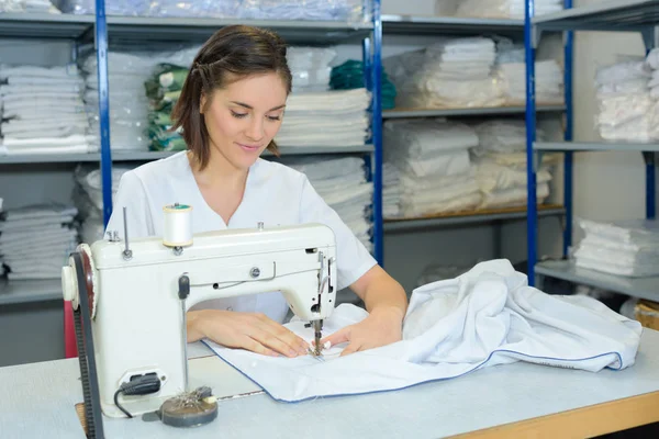 Senhora usando máquina de costura — Fotografia de Stock