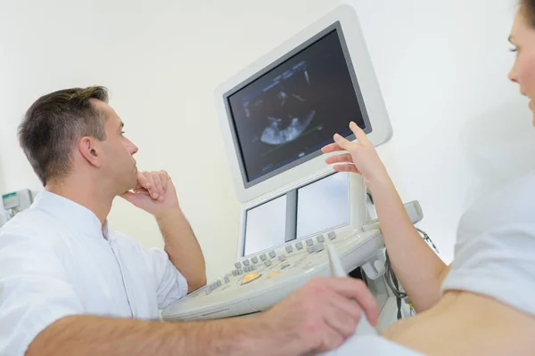 Zwangere vrouw krijgen van echografie van arts in kliniek — Stockfoto