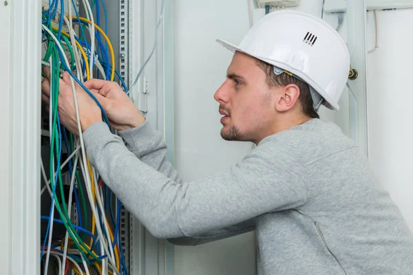 電気配線および電気技師 — ストック写真