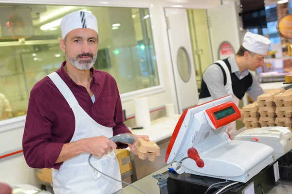 Escanear un paquete de huevos —  Fotos de Stock