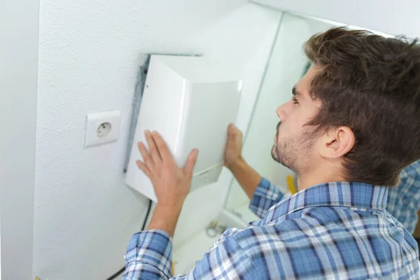 Instalación de secador de manos en la oficina — Foto de Stock