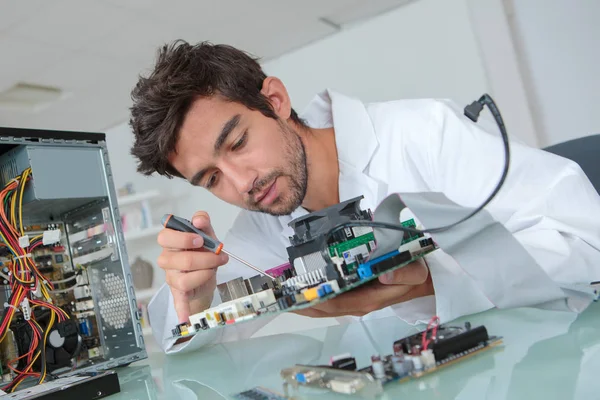 Homem trabalhando em componente de computador — Fotografia de Stock