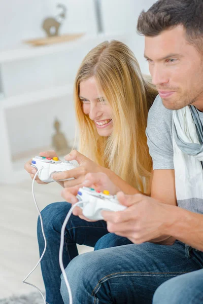 Pareja jugando ordenador juego — Foto de Stock