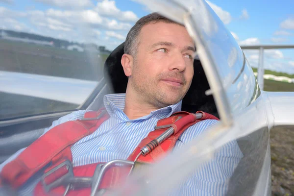 Man in zweefvliegtuig kijken over zijn schouder — Stockfoto
