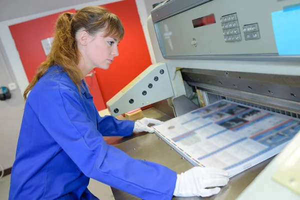 Voeding van de machine en produceren — Stockfoto