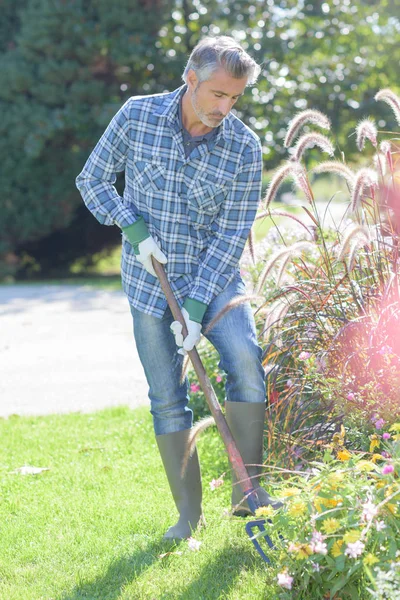 Facendo un po 'di giardinaggio e giardino — Foto Stock