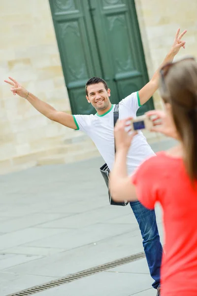 Woman taking picture of a man — Stock Photo, Image