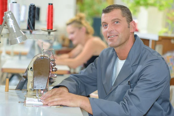 Bekleidungsschneiderpositionen und Gleichberechtigung — Stockfoto