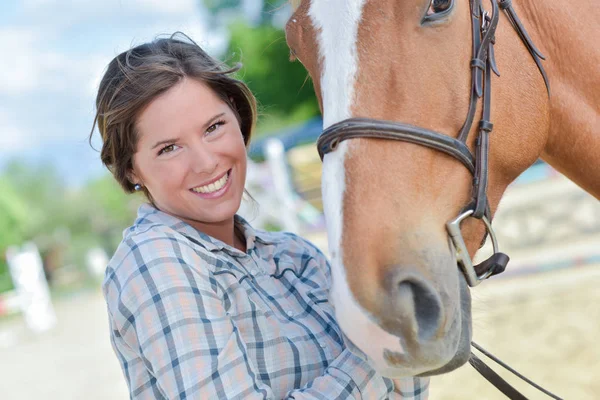 Ryttare med häst och ryttare — Stockfoto