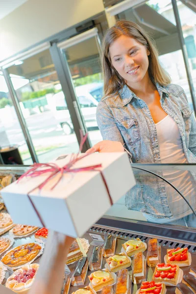 Schachtel mit Geschenk und Frau — Stockfoto