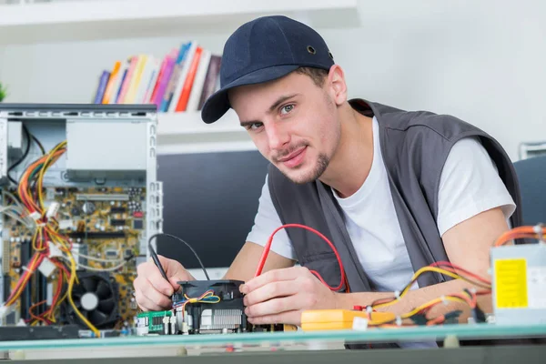 Unga manliga tech testar elektronisk utrustning — Stockfoto