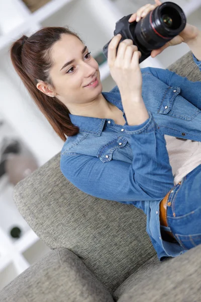 Portret ładny młodych nastolatek z jej aparat fotograficzny — Zdjęcie stockowe