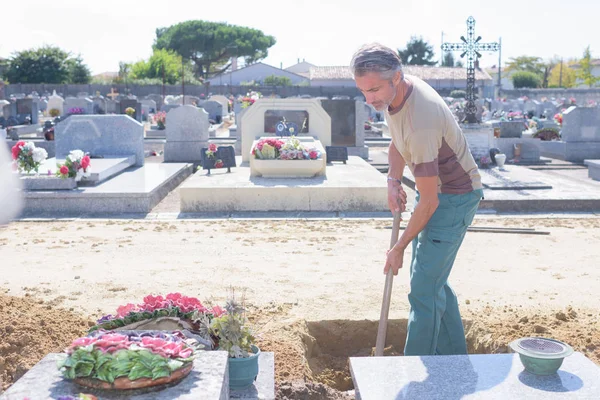 Homem cavando uma sepultura — Fotografia de Stock