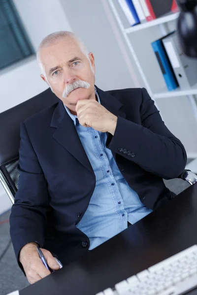 Portret senior biznesmenem w nowoczesnym biurze — Zdjęcie stockowe