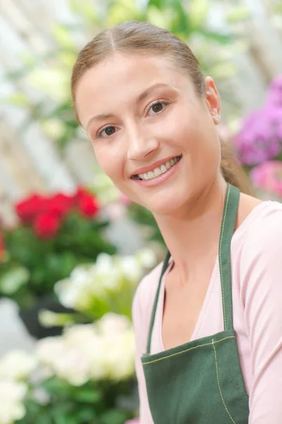 Fiorista nella sua boutique — Foto Stock