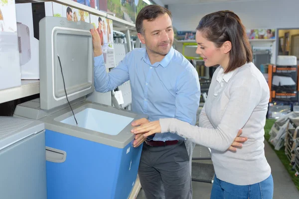 Säljare med kund och butik — Stockfoto