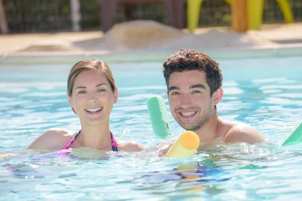 Pareja en piscina — Foto de Stock