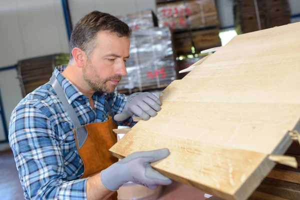 Wood barrels production cooper using hammer and tools in workshop — Stock Photo, Image