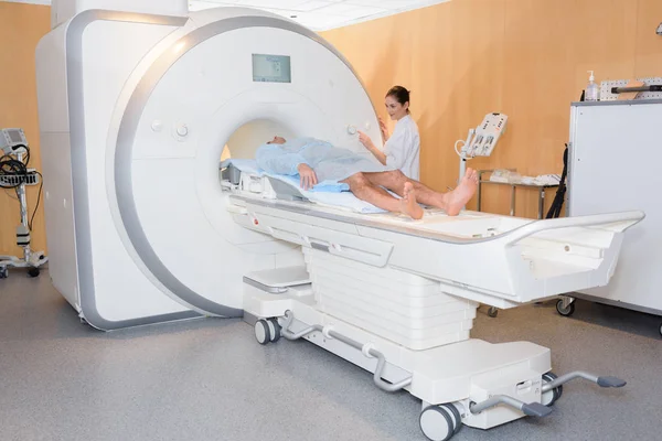 Enfermeira scanner de programação como paciente entra em túnel — Fotografia de Stock