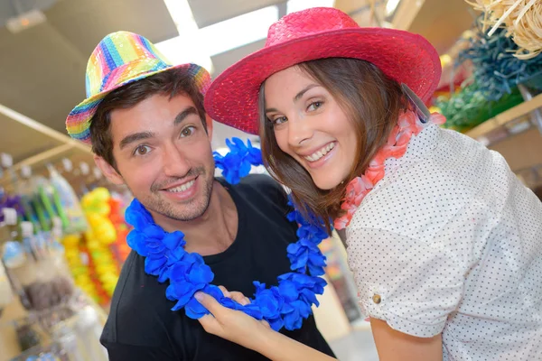 Pareja en una tienda de fiestas — Foto de Stock