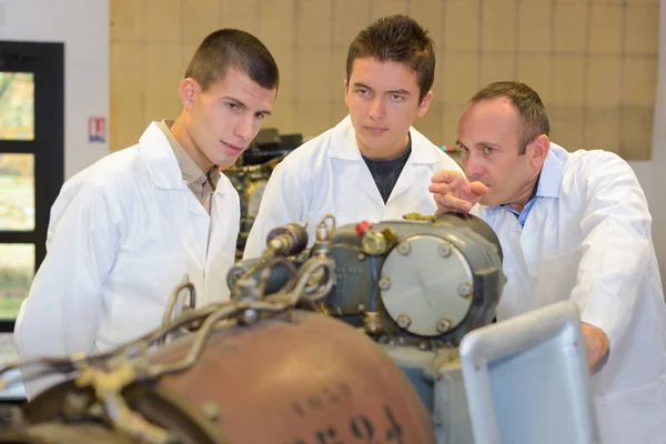 Ingenieurs mechanische tentoonstelling bekijken — Stockfoto