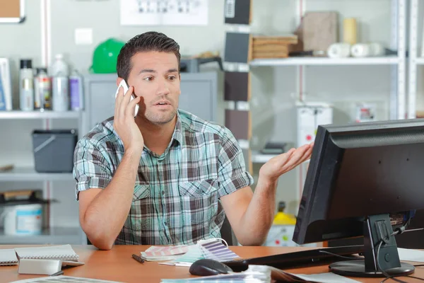 Negoziare al telefono — Foto Stock