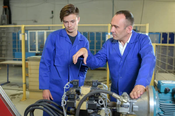 Mechaniker-Lehrling in der Werkstatt — Stockfoto