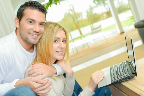 Ζευγάρι κάθισε στο σπίτι με ένα φορητό υπολογιστή — Φωτογραφία Αρχείου