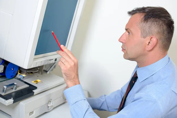 Slimme man met behulp van computer — Stockfoto