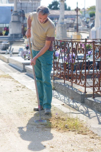 Kyrkogården vaktmästare på jobbet — Stockfoto