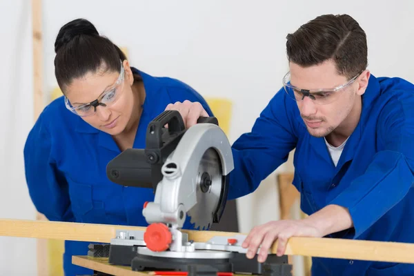 Apprentis en menuiserie travaillant le bois — Photo