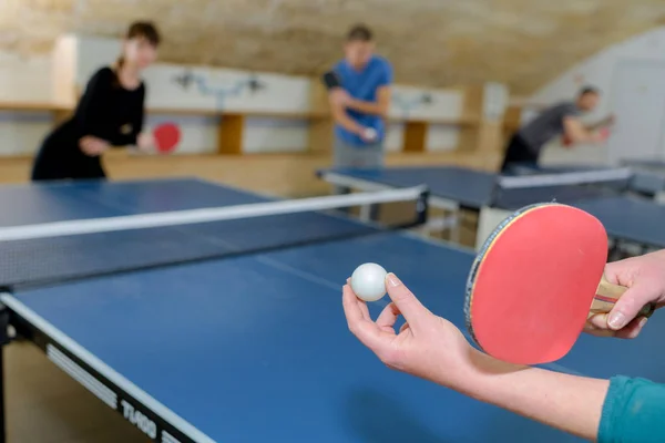 Jolie femme jouant au ping-pong avec des amis — Photo