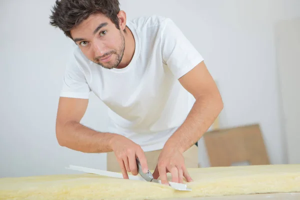 Tradesman taglio isolamento e l'uomo — Foto Stock