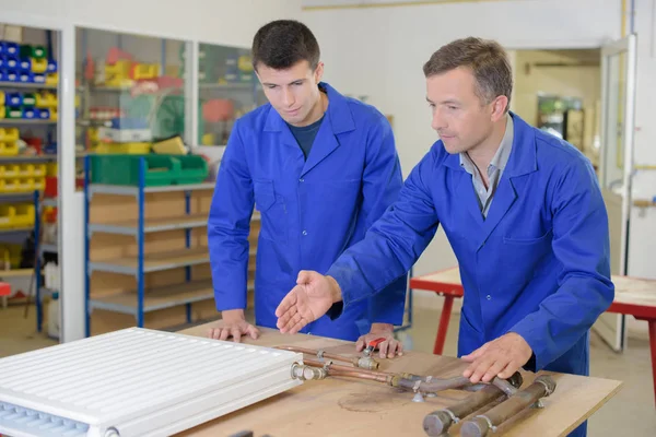 Mannen met een verwarmingselement. — Stockfoto