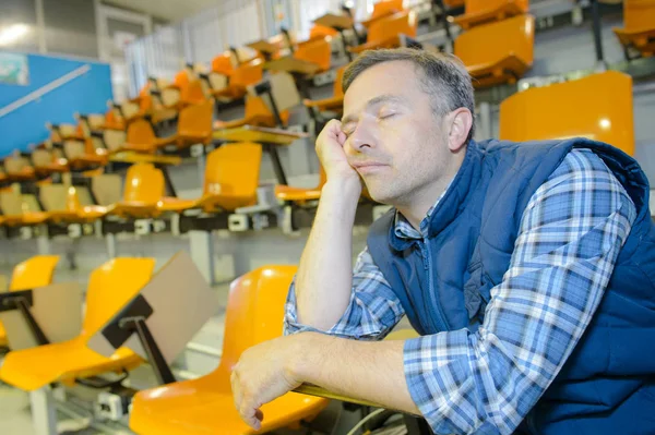 Man sover i amfiteatern — Stockfoto