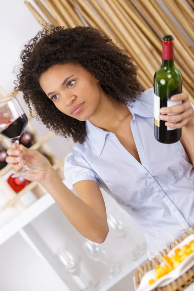 Mujer joven degustación de vino en bodega — Foto de Stock