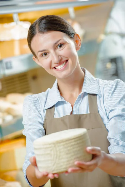 Mujer sosteniendo una rueda de queso — Foto de Stock