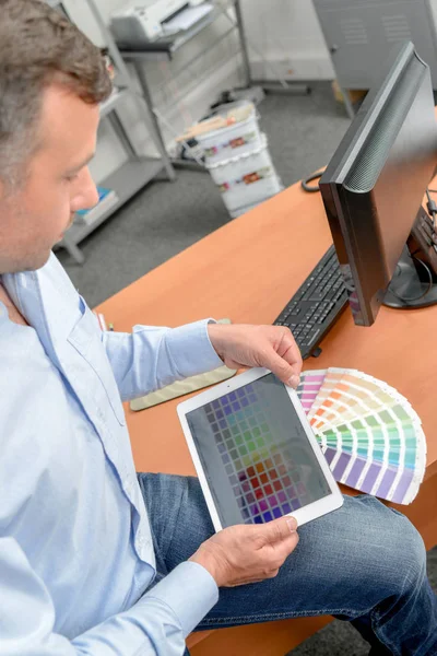 Tonos de colores y el hombre — Foto de Stock