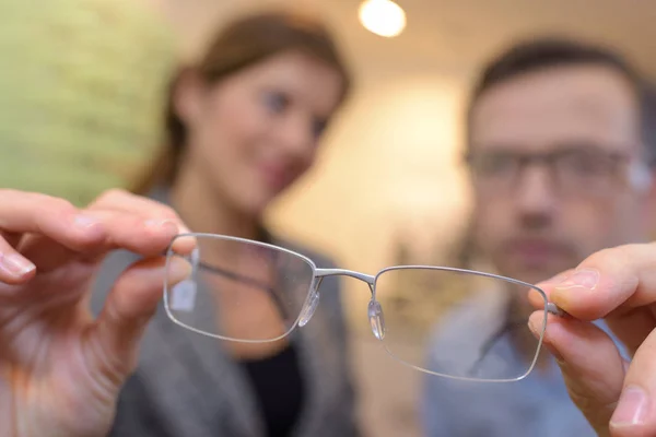 Ersätter gamla glasögon — Stockfoto