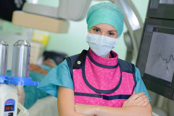 Chirurg pózuje před operací — Stock fotografie