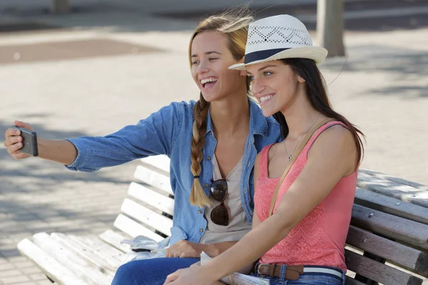 Allegro turista amiche femminili scattare foto di se stessi — Foto Stock